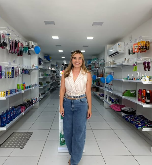 Interior da LACEM Farma, com as prateleiras de higiene e cuidado pessoal