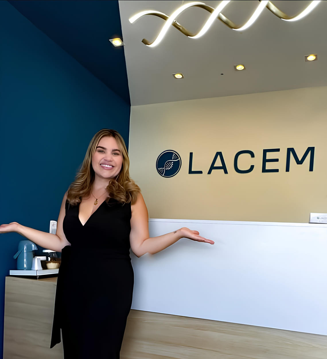 Recepção da LACEM, com o letreiro da marca na parede ao fundo