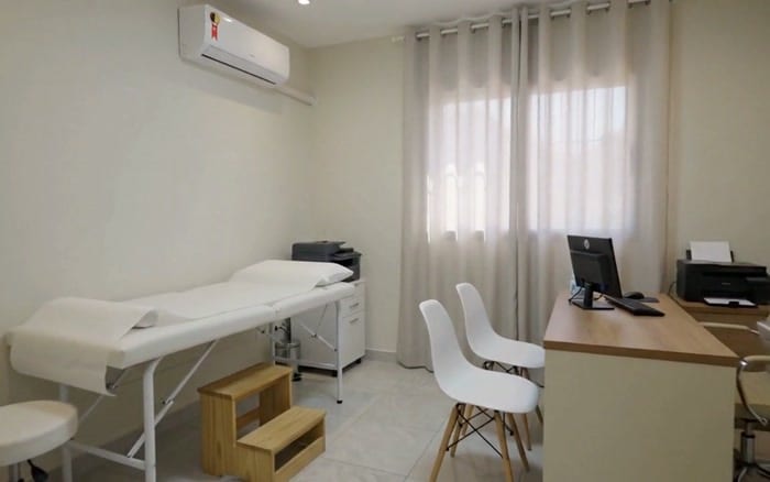 Consultório da LACEM, com maca e mesa de atendimento