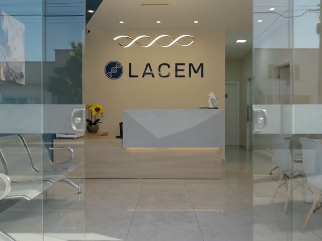 Fachada de vidro da LACEM, com a recepção vista de fora